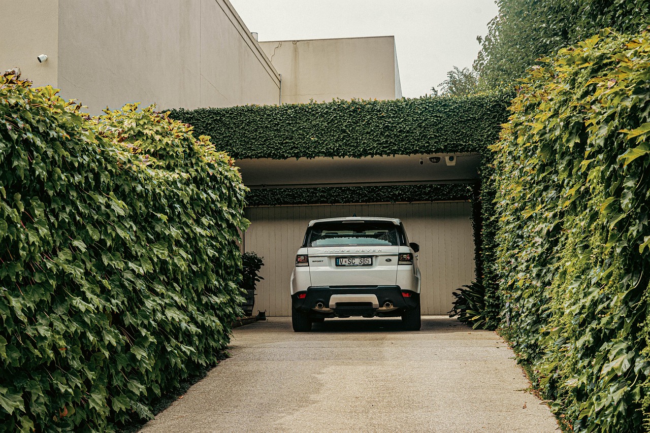 property, house, real estate, court, car wallpapers, land rover, car, garage, modern, hedges, cleas driveway, toorak, rich