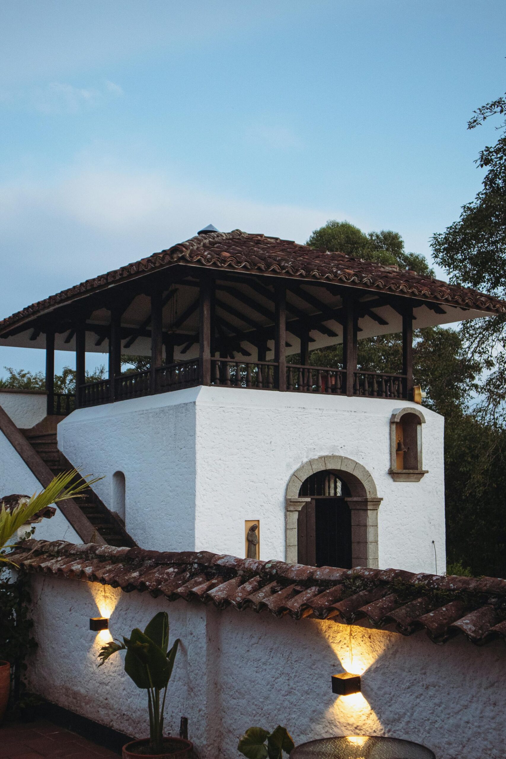 Charming rural house in Cajibío, Colombia with classic architecture and a serene evening atmosphere.